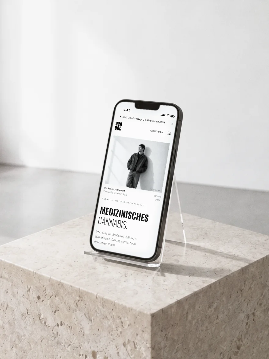 Smartphone auf einem Travertin-Sockel, auf dem Bildschirm die 420doc-Seite