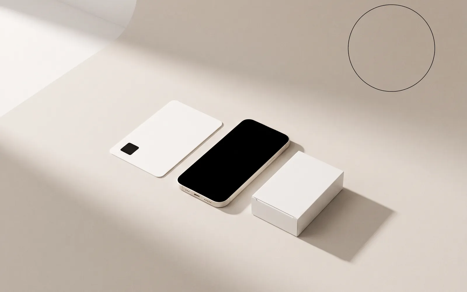 Stillleben: leere weiße Karte, Smartphone mit leerem Bildschirm und weiße Schachtel.