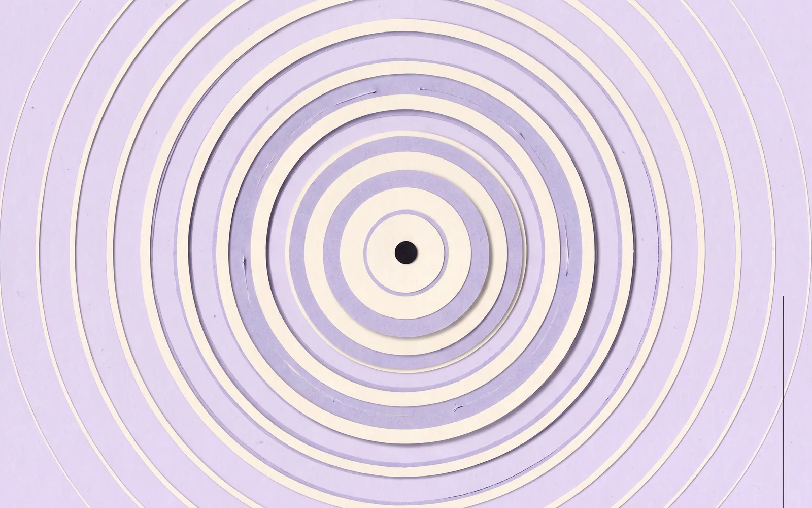 Papiercollage: konzentrische Ringe in Lavendel und Creme breiten sich von einem kleinen schwarzen Punkt in der Mitte aus.