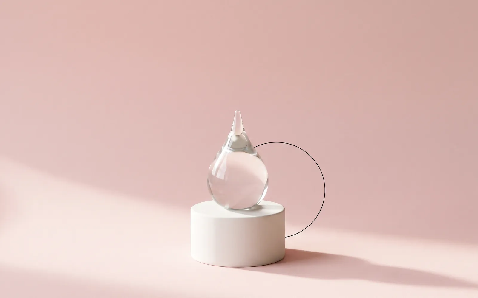 Stillleben: ein einzelner Glastropfen auf weißem Sockel vor Rosé, dahinter ein feiner Kreis.